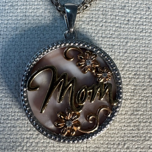 Silvertone and mother of pearl Mom necklace - Picture 8 of 9
